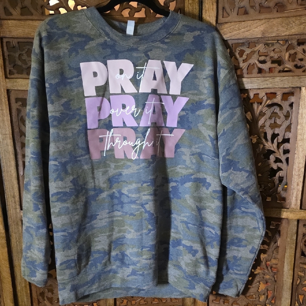 🌟 Camo Pray Sweatshirt